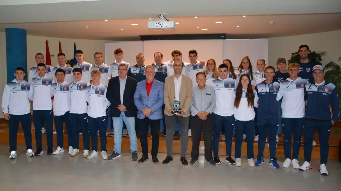 La delegación española, cuerpo técnico y personalidades de diferentes instituciones de la pelota.